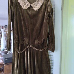 Antique velvet dress (1920s)